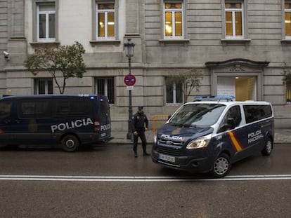 Un dels furgons que transporta als líders independentistes a presó surt del Suprem.