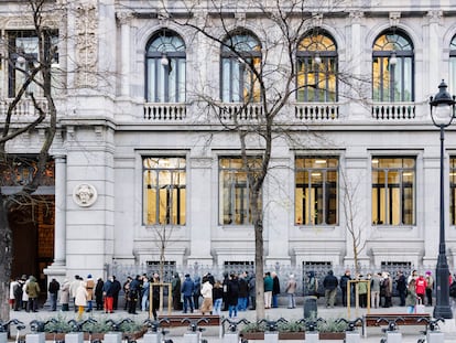 Colas junto a la sede del Banco de España el pasado 3 de febrero para comprar letras del Tesoro.