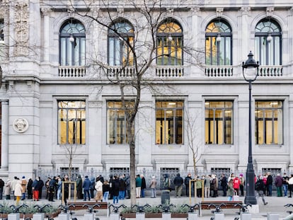 Decenas de personas hacen cola para comprar Letras del Tesoro, en el Banco de España, el pasado 3 de febrero.