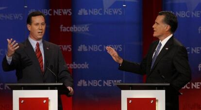 Rick Santorum (izquierda) y Mitt Romney participan en el debate del sábado por la noche en Concord, New Hampshire.