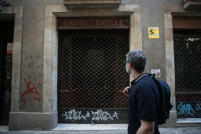 Un hombre pasa por delante de la librería Àngel Batlle cerrada, este jueves en Barcelona.