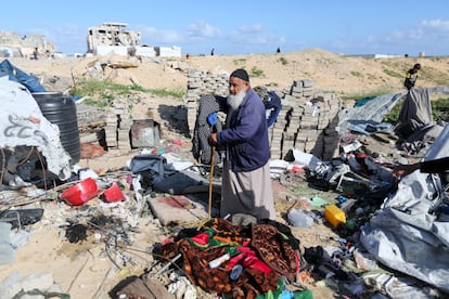 Un palestino inspecciona los daños causados por un ataque israelí en un área de desplazados gazatíes, este miércoles en Jan Yunis.