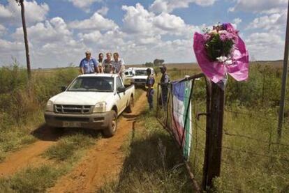 Un ramo de flores a la entrada de la finca de Eugène Terreblanche recuerda su asesinato, el sábado, en la localidad de Ventersdorp.