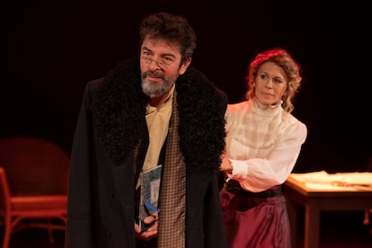 José Manuel Casany y Rebeca Valls en la obra 'Tu mano en la mía' en el Teatro Fernán Gómez.