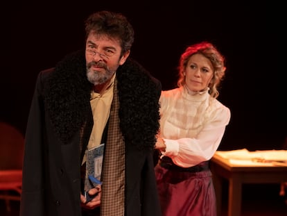 José Manuel Casany y Rebeca Valls en la obra 'Tu mano en la mía' en el Teatro Fernán Gómez.