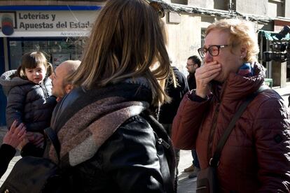 Manuela Moreno (primer término) ganadora de un primer término del sorteo de El Niño, vendido en Badalona (Barcelona).