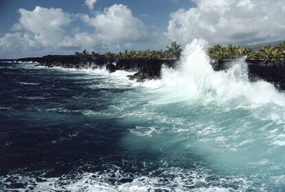 Las olas rompen en la costa de la zona de Kamoamoa, en el parque nacional de los Volcanes de Hawái.