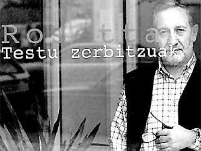 Josu Zabaleta tras la cristalera de la oficina de traducciones en la que trabaja.