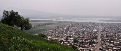 Vista desde la cima del volcán de la urbanización de las antiguas tierras agrícolas de Xico. De fondo se divisa la laguna que está renaciendo a causa del hundimiento del terreno por la sobreexplotación del manto acuífero. Xico fue hasta hace poco más de un siglo un lugar lacustre. Desde el Museo se propone recuperar la laguna por sus posibles beneficios ecológicos y urbanos.