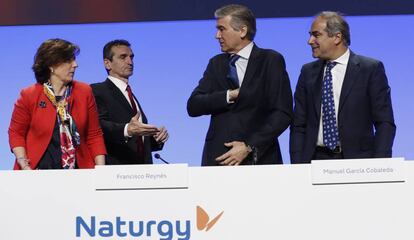 El presidente de Naturgy, Francisco Reynés,junto a la consejera de Naturgy, Helena Herrero, y el secretarío del consejo, Manuel García Cobaleda, durante la junta general.