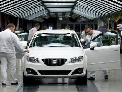 Varios operarios de la factoría automovilística Seat trabajan en la cadena de montaje. 