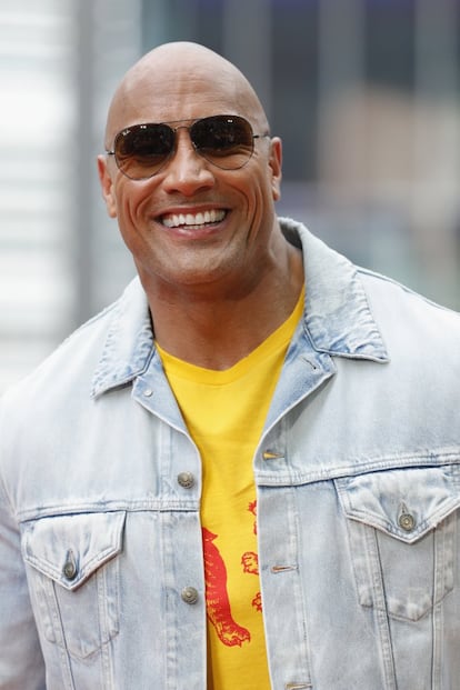 <p>¿Es calvo The Rock (California, EE.UU., 1972) o tiene la cabeza rapada? El actor de éxitos de acción como 'San Andreas' (Brad Peyton, 2015) no se presta a aclararlo, pero sí a hacer bromas sobre ello. Después de que algunas imágenes suyas con peinado a lo afro pertenecientes a la década de los noventa se hiciesen virales en Internet, <a href="https://twitter.com/TheRock/status/848994586781528064" target="_blank">él tuiteó</a>: "No soy calvo porque me hubiese quedado calvo, soy calvo porque mi pelo es como el cruce de un peinado afro y el escroto de una llama". No le vamos a preguntar más: si hay algo aún más ancho que su calva son sus bíceps.</p>