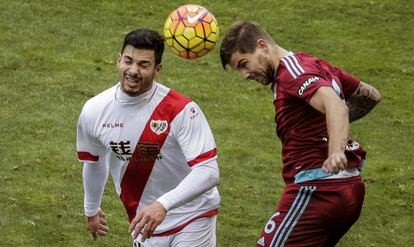 Javi Guerra e &Iacute;&ntilde;igo Mart&iacute;nez disputan un bal&oacute;n a&eacute;reo.