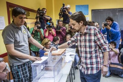 El secretario general de Podemos, Pablo Iglesias, ha votado en el Instituto de Educaci&oacute;n Secundaria Tirso de Molina, del barrio madrile&ntilde;o de Vallecas, durante los comicios municipales y auton&oacute;micos que se celebran hoy.