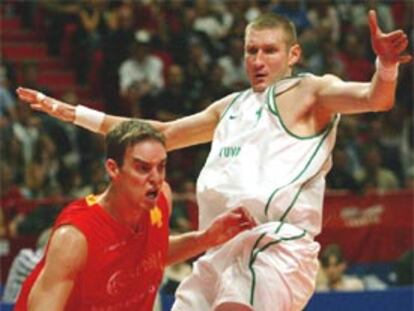 Gasol, ante un defensa lituano.