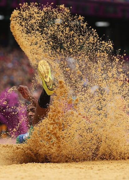 El brasileño Jonathan Silva en el momento que cae a la arena durante la competición de triple salto.