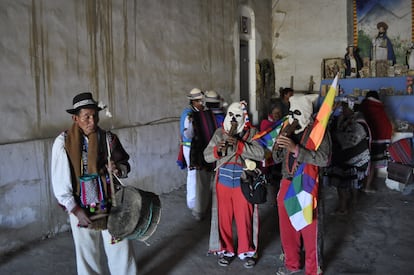 Músicos yamparas interpretan tambores  y quenas en la fiesta de la Candelaria de los cuatro ayllus de San Lucas, en el municipio de San Lucas, en la ciudad de Chuquisaca. Imagen tomada en febrero de 2023 y cedida por el Archivo y Biblioteca Nacionales de Bolivia (ABNB).