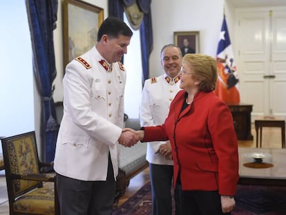 Bachelet saluda a Ricardo Mart&iacute;nez, nuevo comandante en jefe del Ej&eacute;rcito de Chile.