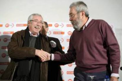 Los secretarios generales de CC.OO. y UGT, Ignacio Fernández Toxo (i) y Cándido Méndez (d), respectivamente, se saludan al inicio de la rueda de prensa que han ofrecido, antes de participar en una asamblea de delegados sindicales en Zaragoza, para explicar los motivos de la convocatoria de una huelga general el 14 de noviembre.