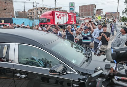 Aficionados acompañan el carro que transporta el féretro del exfutbolista peruano Hugo 'Cholo' Sotil, en Lima (Perú).