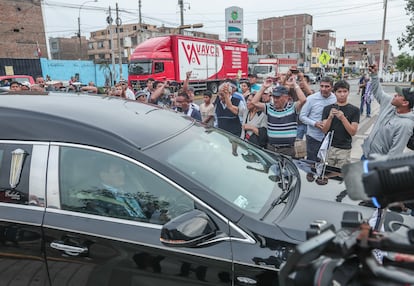 Aficionados acompa?an el carro que transporta el fretro del exfutbolista peruano Hugo 'Cholo' Sotil, en Lima (Per).