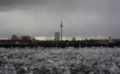 Granizo caído en la azotea de un edificio en Berlín tras una tormenta. La primera semana de la primavera trae un clima frío y cambiante a la capital alemana.