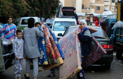 Familias desplazadas preparan su regreso a casa tras la entrada en vigor del alto el fuego entre Israel y Hezbolá, en Sidón (Líbano) este miércoles.