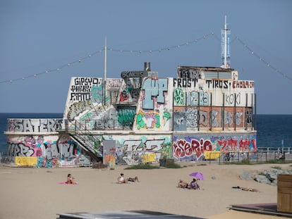 El antiguo restaurante del espigón entre las playas de la Mar Bella de Barcelona, a punto para el derribo.