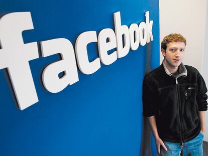 <b>El cofundador y consejero delegado de Facebook Mark Zuckerberg, 26 años, fotografiado en la sede
de la compañía en Palo Alto (California), el 5 de febrero de 2007. </b>