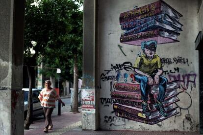 En los dos años que lleva intervenida Grecia (en la imagen, una pintada en el centro de Atenas), su economía solo ha empeorado.