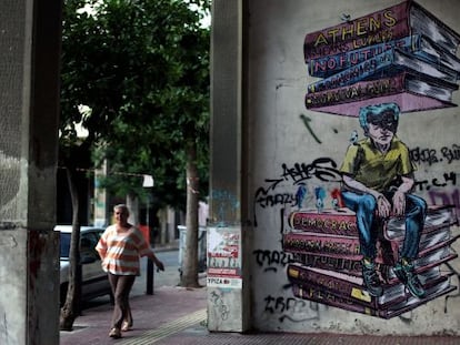 En los dos a&ntilde;os que lleva intervenida Grecia (en la imagen, una pintada en el centro de Atenas), su econom&iacute;a solo ha empeorado.