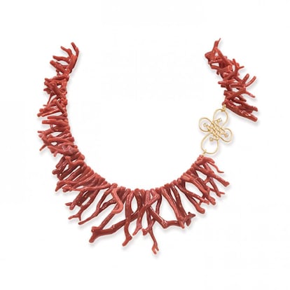 Collar de ramas de coral, diamantes blancos y oro amarillo de 18 quilates de la colección Knut. De Vasari. Precio: 4.311 euros.