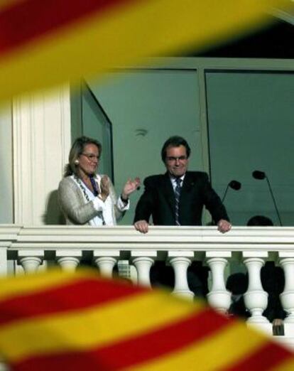 Mas, acompañado por su esposa, ayer en el balcón del Hotel Majestic de Barcelona.