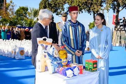 Mulay Hasán y Lala Jadiya, en la entrega el lunes de bolsas con alimentos a 20 cabezas de familias pobres en un barrio de Rabat, para poner en marcha simbólicamente la Operación Ramadán 1446.