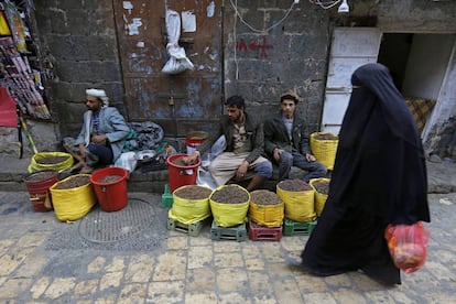 Una mujer yemení camina en un mercado de Saná durante el mes de Ramadán.