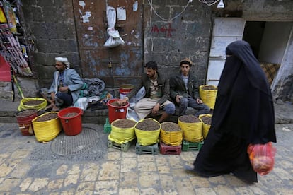 Una mujer yemen&iacute; camina en un mercado de San&aacute; durante el mes de Ramad&aacute;n.  