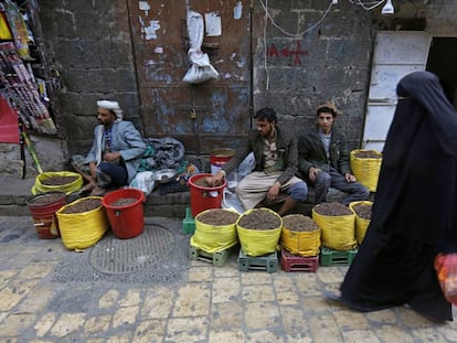 Una mujer yemen&iacute; camina en un mercado de San&aacute; durante el mes de Ramad&aacute;n.  
