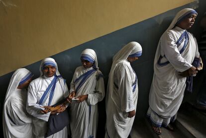 Monjas católicas esperan a emitir su voto durante la tercera fase de las elecciones a la Asamblea de Bengala Occidental, en Calcuta (India).