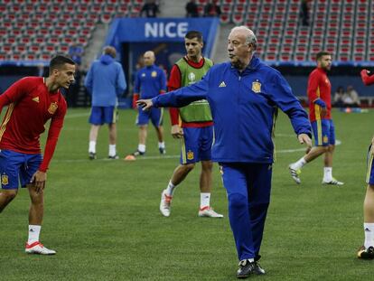 Vicente del Bosque durante el entrenamiento que dirigió en Niza