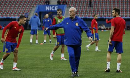 Vicente del Bosque durante el entrenamiento que dirigió en Niza