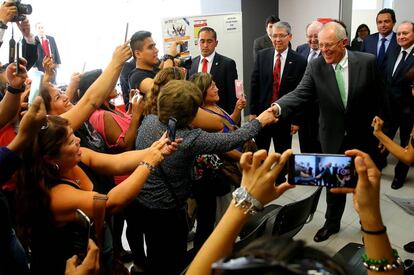 Kuczynski saluda a la comunidad peruana en una visita en Chile.