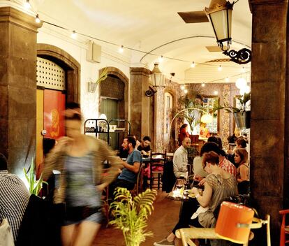 Terraza del restaurante Ra, en el barrio del Raval.