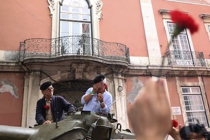 Los 'capitanes de abril' participan en el desfile celebrado por el 50 aniversario de la Revolución de los Claveles, este jueves en Lisboa.