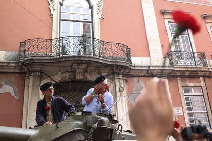 Los 'capitanes de abril' participan en el desfile celebrado por el 50 aniversario de la Revolución de los Claveles, este jueves en Lisboa.