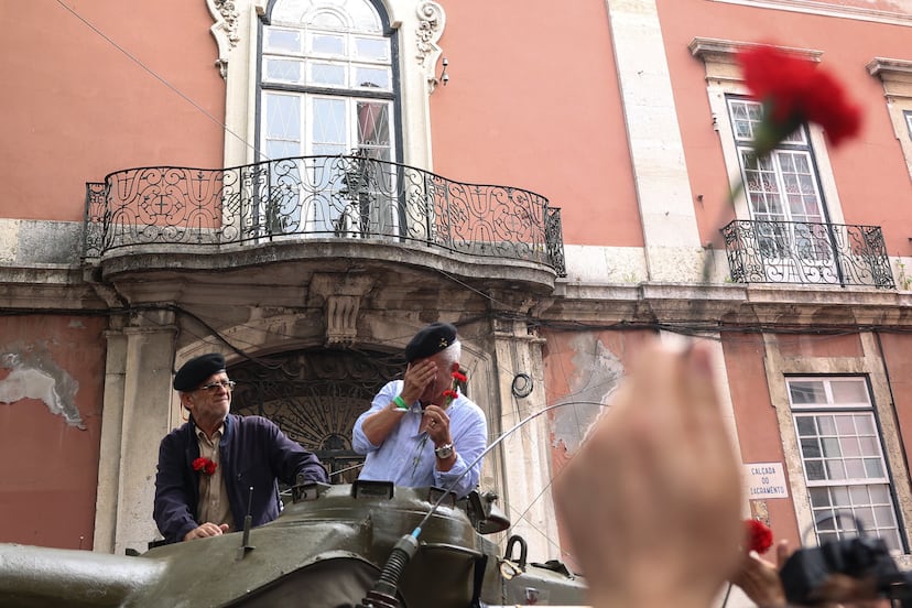Los 'capitanes de abril' participan en el desfile celebrado por el 50 aniversario de la Revolución de los Claveles, este jueves en Lisboa.