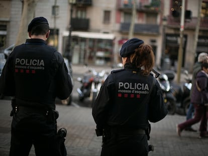 24/12/18 Un pareja de agentes de la Brigada Mobil de los Mossos d Esquadra vigilan la Rambla.
Alerta de atentado terrorista en la Rambla. Barcelona, 24 de diciembre de 2018 [ALBERT GARCIA] 
