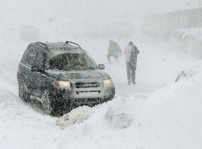 Uno de los inviernos más cálidos que se recuerdan se despiden con temporal. Una masa de aire frío procedente del ártico ha penetrado por el norte acompañada de fuertes vientos y provocando nieve en las comunidades septentrionales. A un par de días de la llegada de la primavera el tiempo más crudo vuelve a Asturias, Cantabria, País Vasco, Navarra y Castilla y León.