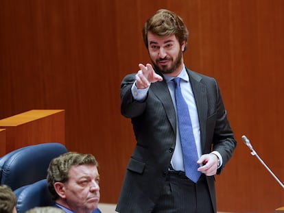 El vicepresidente de la Junta de Castilla y León, Juan García Gallardo, interviene en la sesión plenaria celebrada este martes en las Cortes.