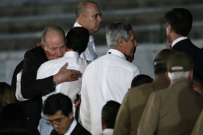 El rey Juan Carlos de Espa&ntilde;a (i) asiste al acto celebrado para despedir  a Fidel Castro.