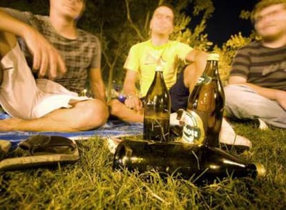 Un grupo de jóvenes bebe cerveza en el último día que se permite el <i>botellón</i> en las fiestas de Pozuelo.